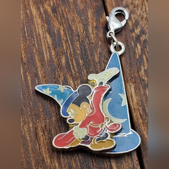 Rare find Disney parks collectible charm for bracelet or necklace magic kingdom - Picture 1 of 2